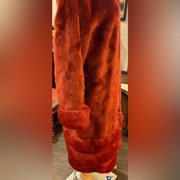NWT Fhillinuo faux fur coat rustic red. - Picture 4 of 13